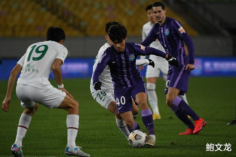 包含重庆队面临困难，赛季前景蒙上阴影的词条