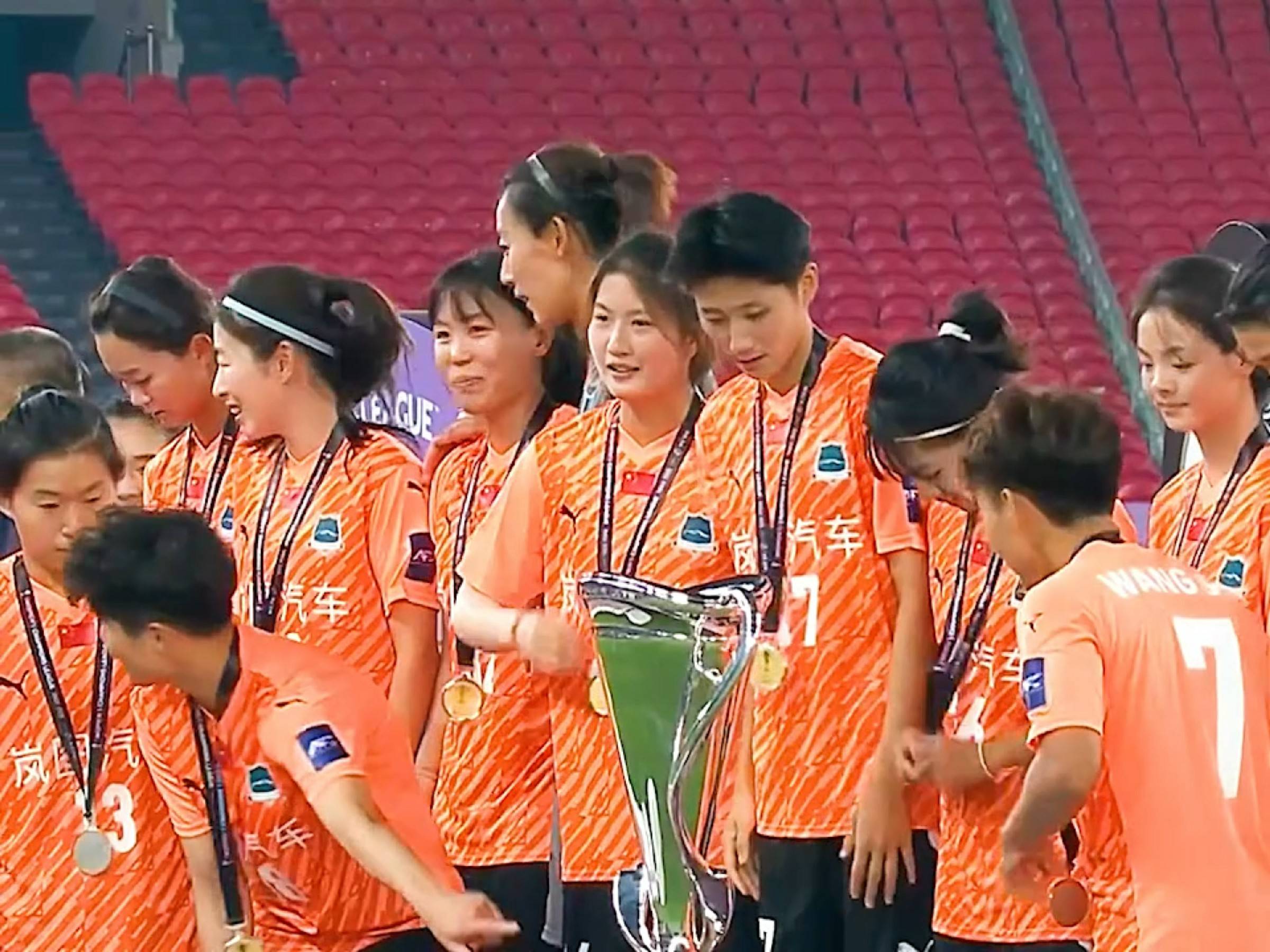 亚洲足球壮丽开战，球迷热血沸腾