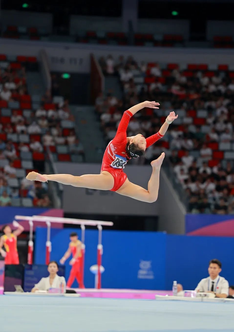 杏彩体育app-加拿大体操冠军崭露头角，实力抢眼